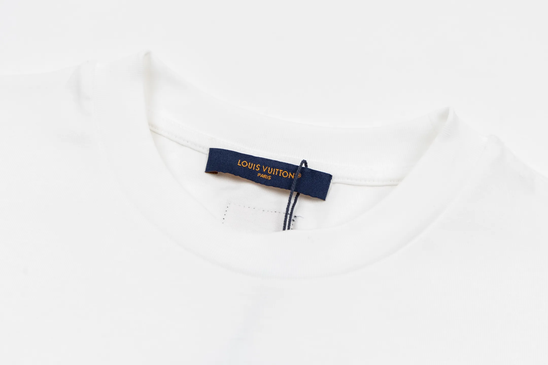 🅿️280 1v 25FW hand-signed letter embroidered short sleeves. The fabric is made of 12S 230g plain cotton fabric, and the rib is made of 32S 300g double yarn stretch rib. This cotton T-shirt is made of soft wool-like yarn, with logos and letters embroidered on the front and back, creating a visual effect that resembles a knitted texture. Suitable for matching with various casual styles, showing fun and elegant style. The fabric is made of 12S cotton to ensure breathability and softness for daily wear. The high-density ribbing on the neckline improves elasticity and deformation resistance through a double yarn structure and higher weight, forming a practical structure of "primary flexibility and supplementary toughness". Flat stitch embroidery three-dimensional craft is a special embroidery technique that uses flat stitch to create embroidery with a three-dimensional feel. This process creates a richer three-dimensional effect and layering by precisely controlling the depth and angle of the stitches and increasing the density and length. Size:XS-S-M-L